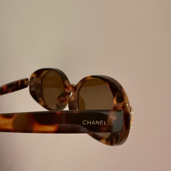 CHANEL Brown Tortoiseshell Sunglasses with Quilted Case - Picture 3 of 3